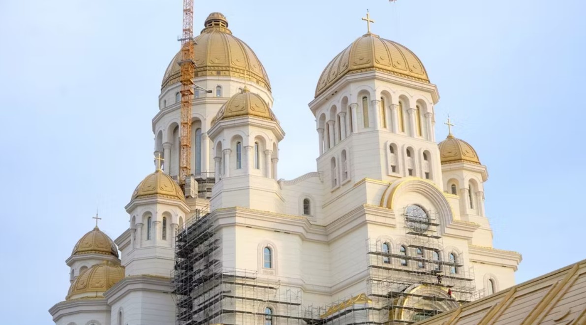 Echipa care pictează în mozaic Catedrala Naţională a început montarea icoanei monumentale a Învierii Domnului