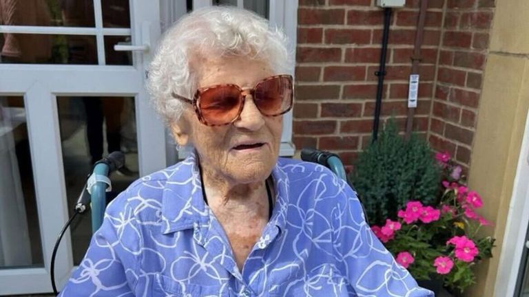 Cea mai bătrână persoană de pe glob e britanică. Ce stil de viață a dus-o pe Ethel Caterham la 115 ani
