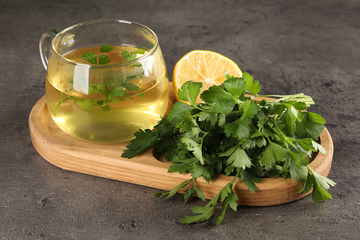 Ce beneficii are ceaiul de pătrunjel proaspăt? Iată cum se prepară acest remediu natural!