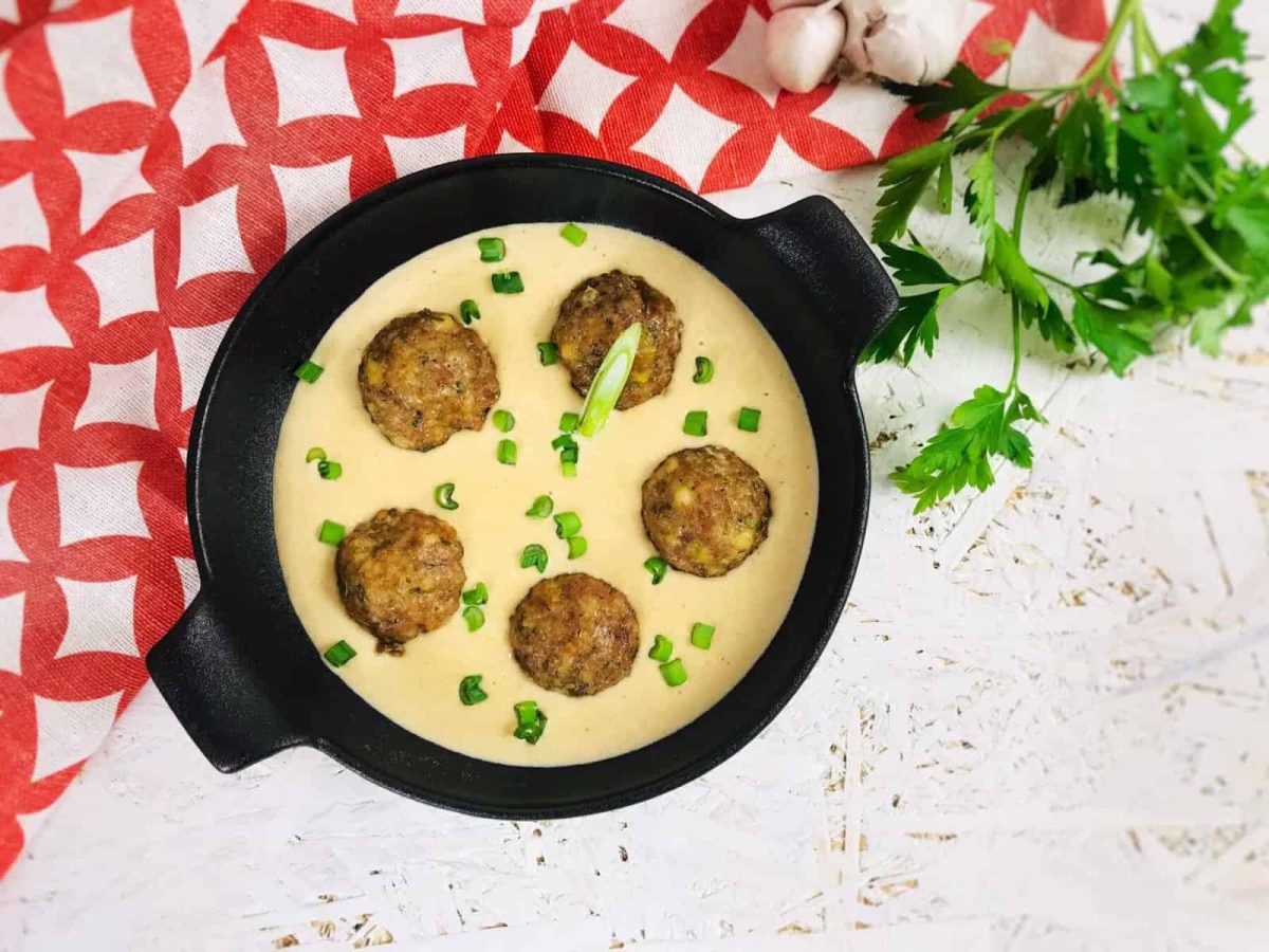 Chiftelele cu sos alb – Rețetă delicioasă, cremoasă și foarte simplu de preparat