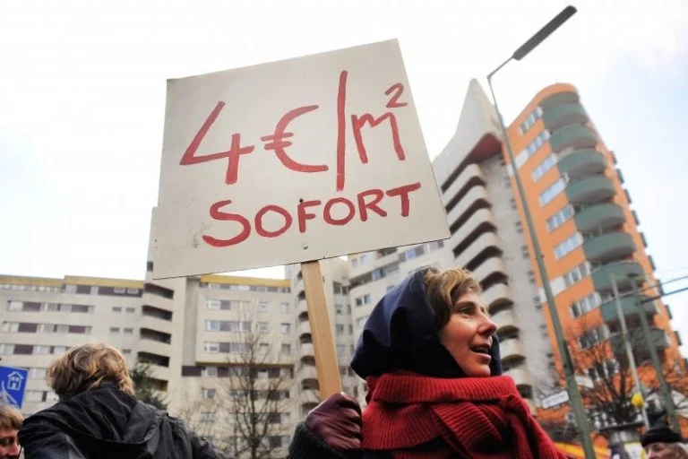 Germanii ies în stradă să ceară înghețarea prețurilor la locuințe: „Chirii explozive, salarii stagnante”