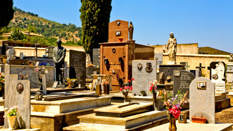 Hoție în miez de noapte într-un cimitir din Italia. Doi români prinși în flagrant în timp ce furau jgheaburi
