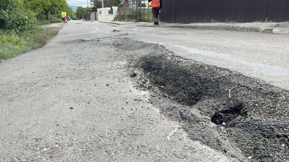 Blestem, aruncat peste drumul care duce spre vilele bogaților din Iași! Abia peticit, a început din nou să se rupă în bucăți