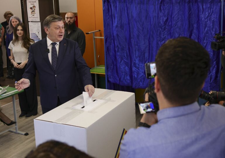 Crin Antonescu, primele declarații la ieșirea din secția de votare: „Mă bucur că românii ies la vot”
