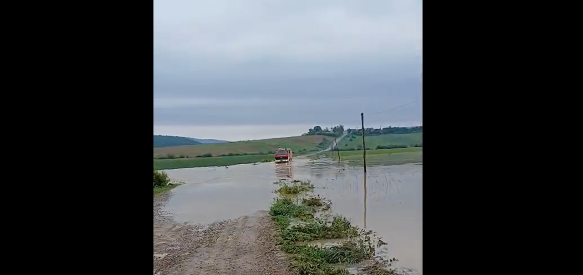 Drum încă impracticabil între Poiana de Sus și Runcu, comuna Țibana, din cauza inundațiilor