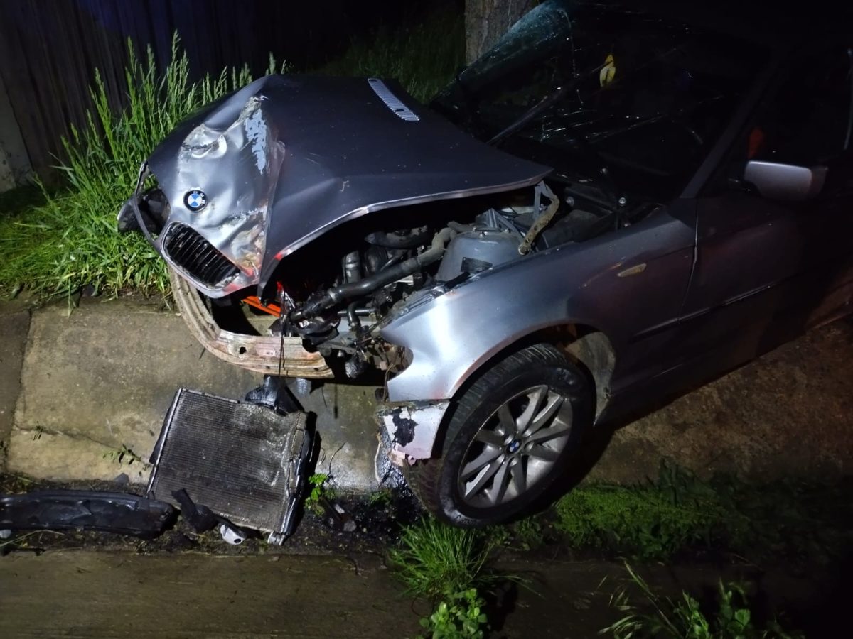 Accident grav în comuna Scânteia! O mașină a intrat într-un copac