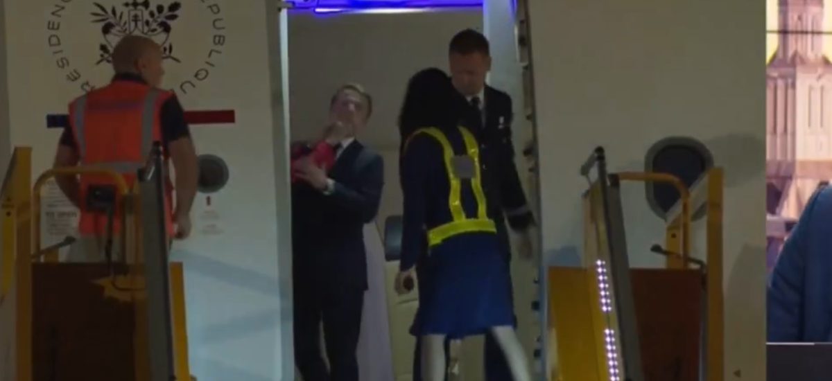 Emmanuel Macron pălmuit de soție în avion! Imagini virale