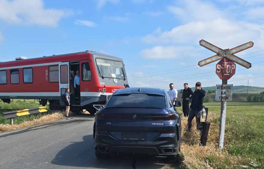 Accident feroviar la Erbiceni! Șoferul unui BMW a vrut să-și testeze bolidul și a fost izbit de tren – UPDATE
