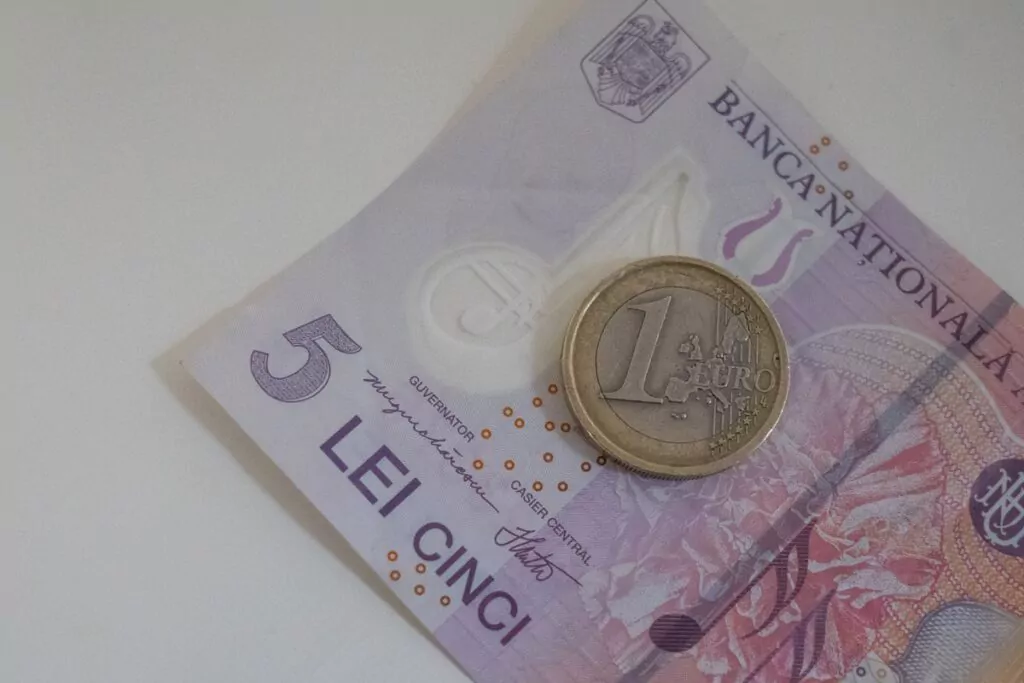 Euro atinge un nou maxim istoric: 5,0991 lei. Leul continuă deprecierea în fața monedei europene