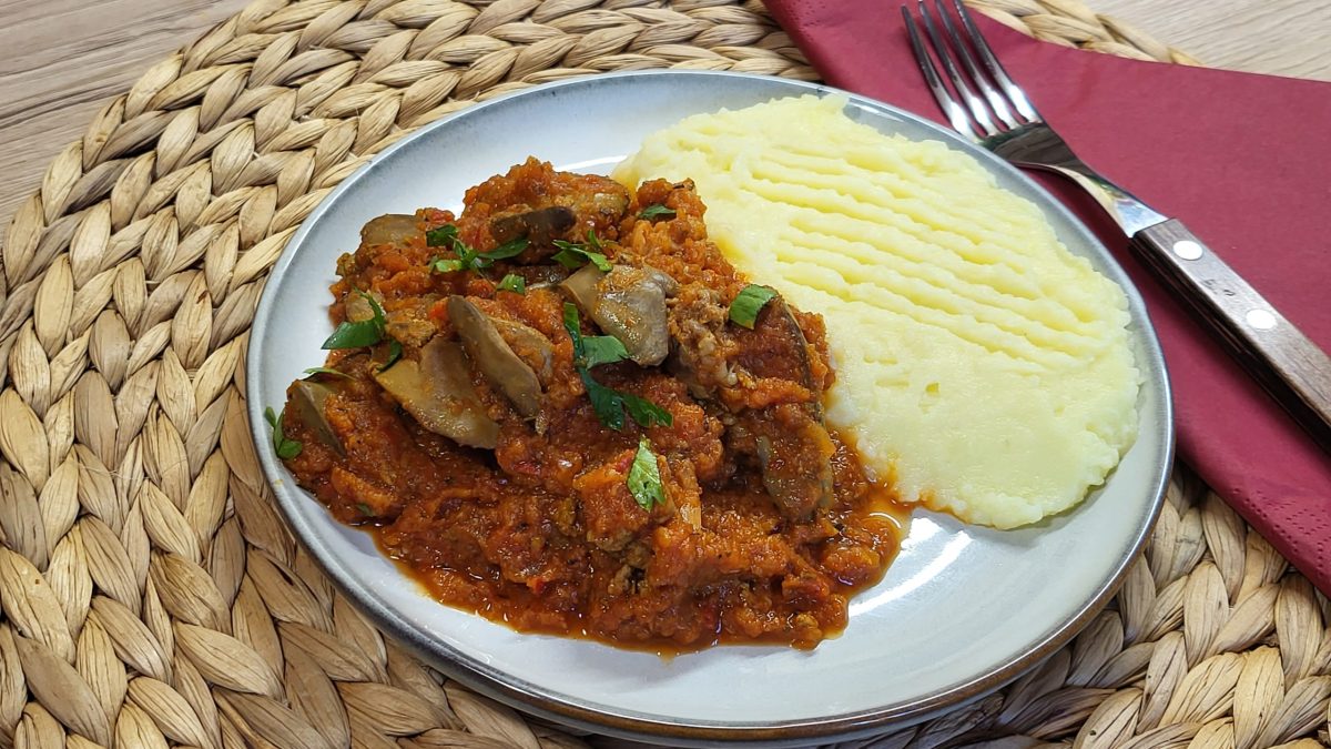Ficăței fragezi cu sos de roșii – Rețetă foarte simplă și delicioasă, gata în doar 30 de minute