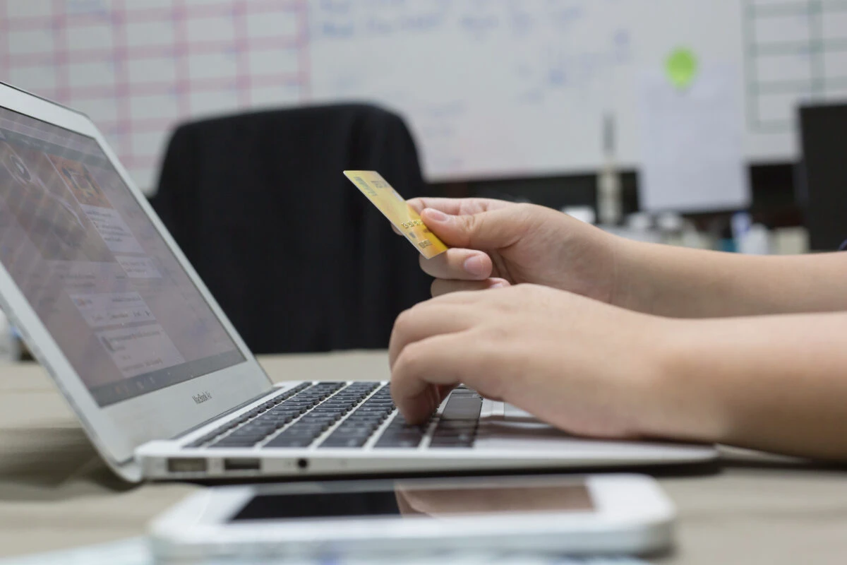 O nouă fraudă cu credite bancare! Românii află că au de plătit rate pe care nu le-au făcut!