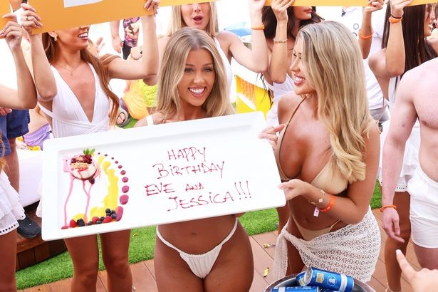 Ele sunt gemenele superbe din bikini de la petrecerea din Ibiza. Iată de ce au atras toate privirile