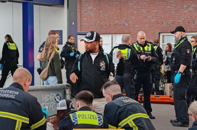 Cel puțin 13 oameni au fost răniți, unii grav, în urma unui atac cu cuțitul comis de o femeie într-o gară din Hamburg