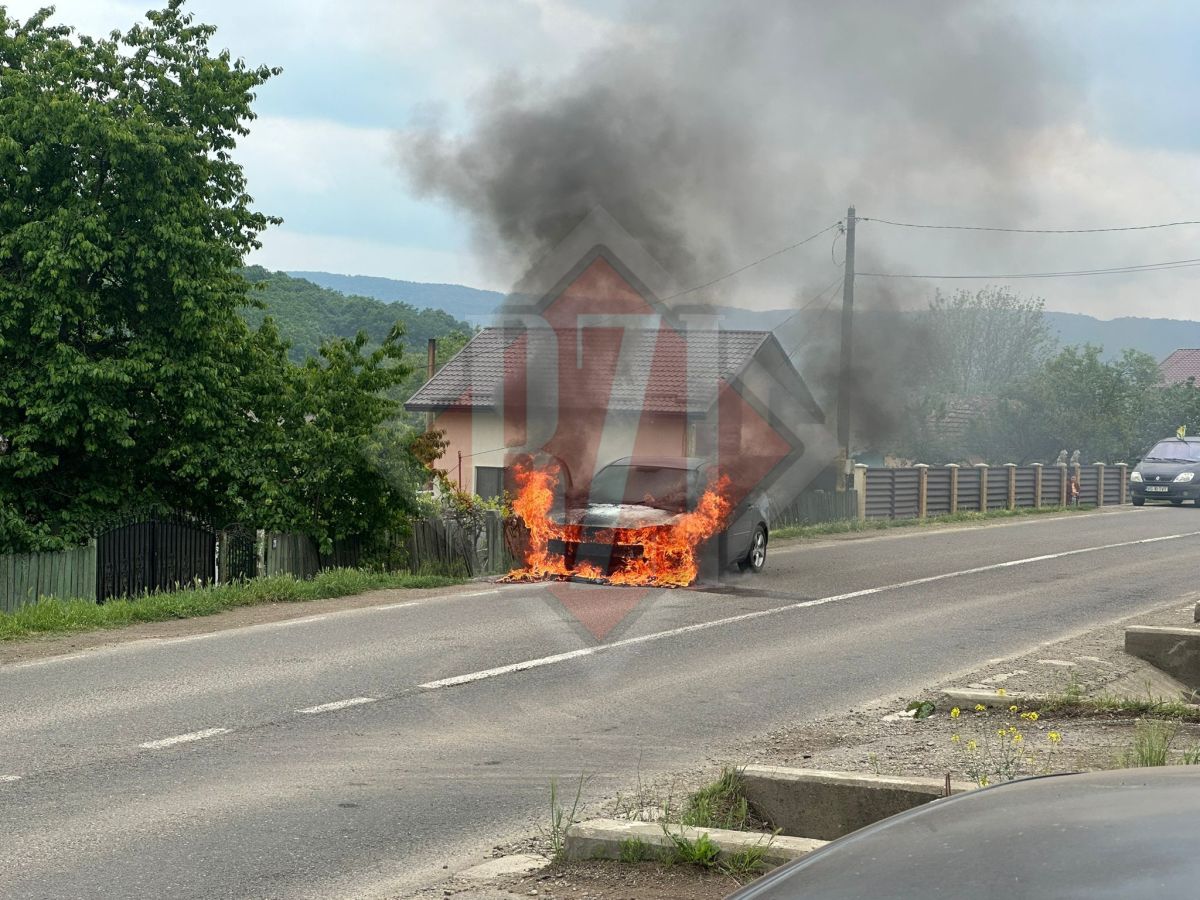 Incendiu în Ciurea. O mașină a luat foc ca o torță – LIVE VIDEO