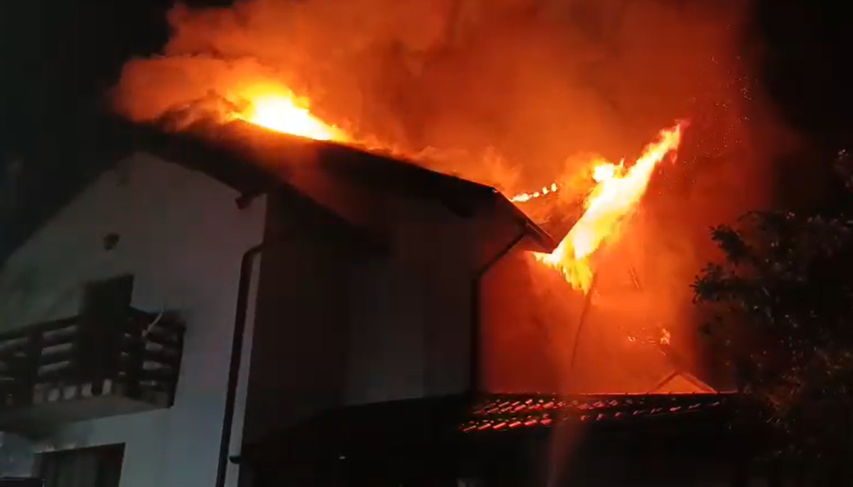 Incendiu în Valea Lupului! O vilă a fost cuprinsă de flăcări