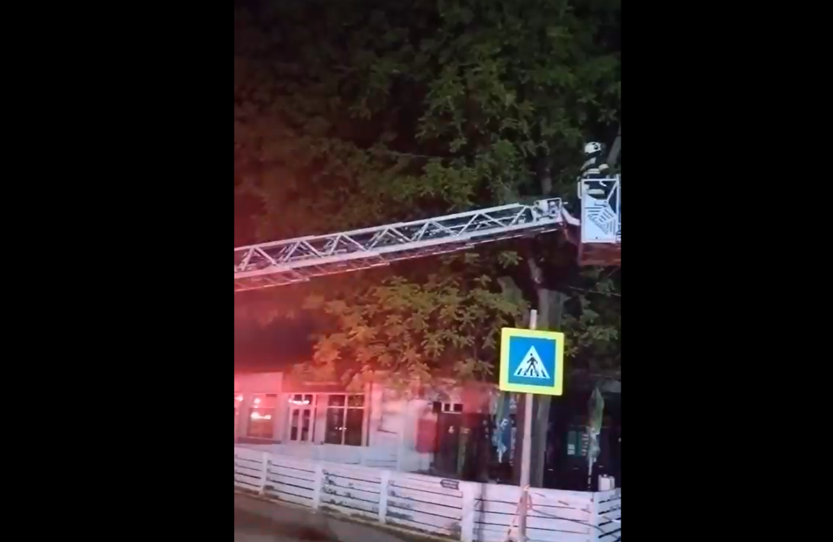 Incident în fața Primăriei Miroslava! Un bărbat de 50 de ani s-a urcat pe un stâlp de electricitate