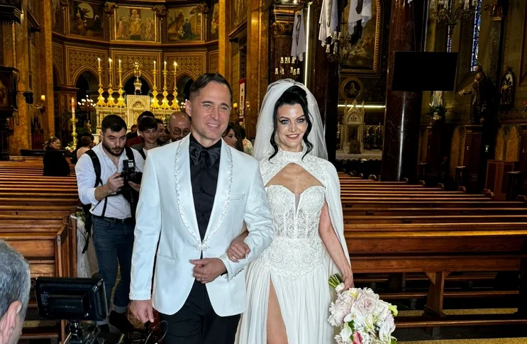 Ce gest a făcut Dinu, în biserică, în timpul ceremoniei religioase? Unde va avea loc petrecerea și câți invitați sunt așteptați la eveniment