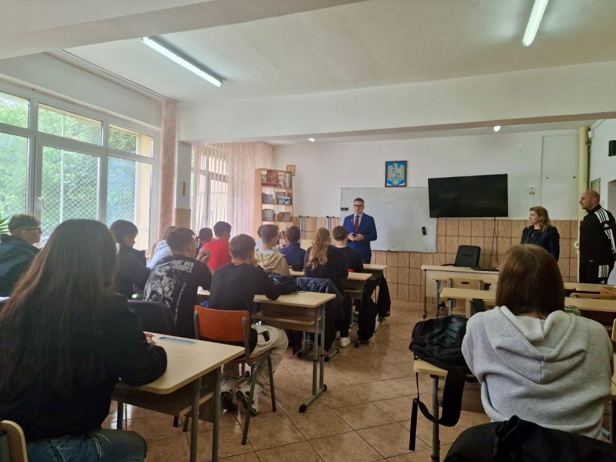 Judecătorul Costică Ciocan a avut o întâlnire cu elevii Liceului Tehnologic Economic de Turism din Iași