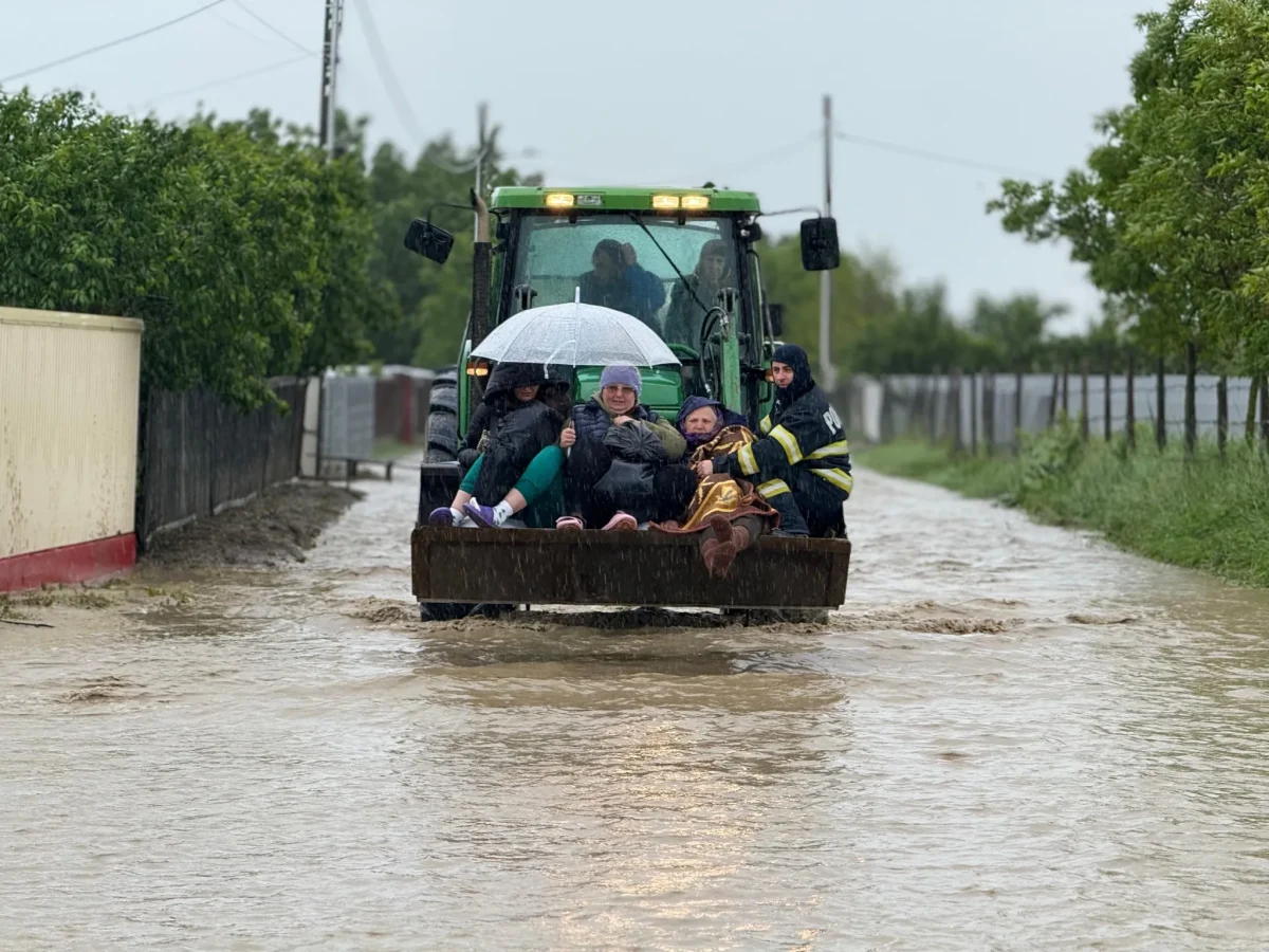 România, lovită de viituri devastatoare! Zeci de oameni din Botoșani au fost evacuați cu excavatorul în miezul potopului 