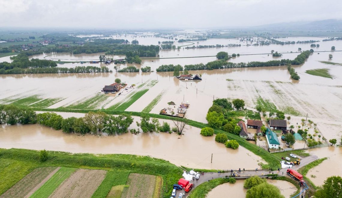 Inundații de proporții! Aproximativ 400 de persoane evacuate în 4 județe din România. Peste 1.000 izolate rutier și feroviar