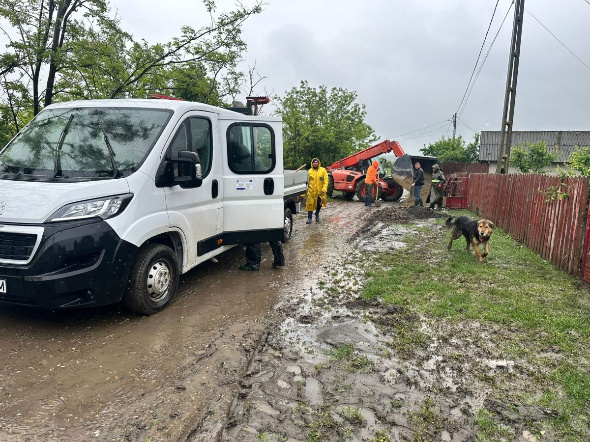 Inundațiile au făcut prăpăd în Potângeni, comuna Movileni. Autoritățile locale au intervenit cu saci cu nisip