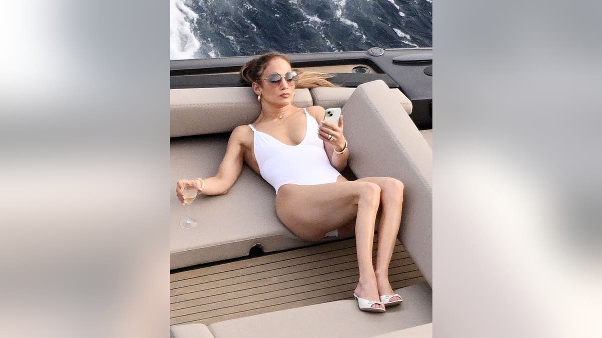 Jennifer Lopez, momente sexy pe plajă. Iată cum sărbătorește actrița încheierea filmărilor