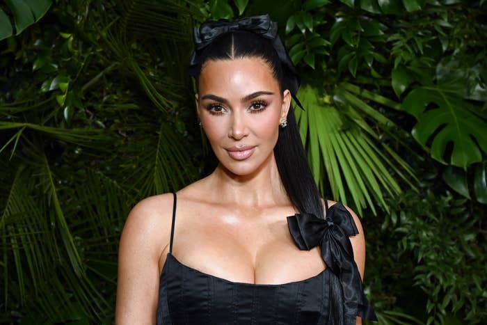 Kim Kardashian face senzaţie într-un bikini alb. Iată cum s-a afişat vedeta pe plajele din Mexic