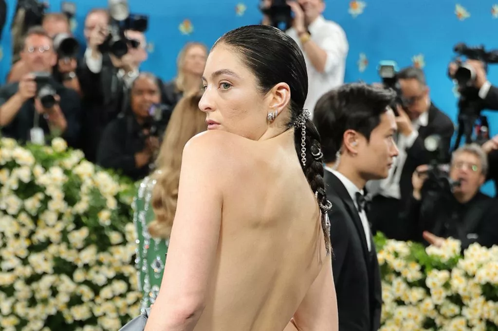 Lorde, aproape topless la Met Gala 2025. Iată cu ce ținută s-a afișat artista