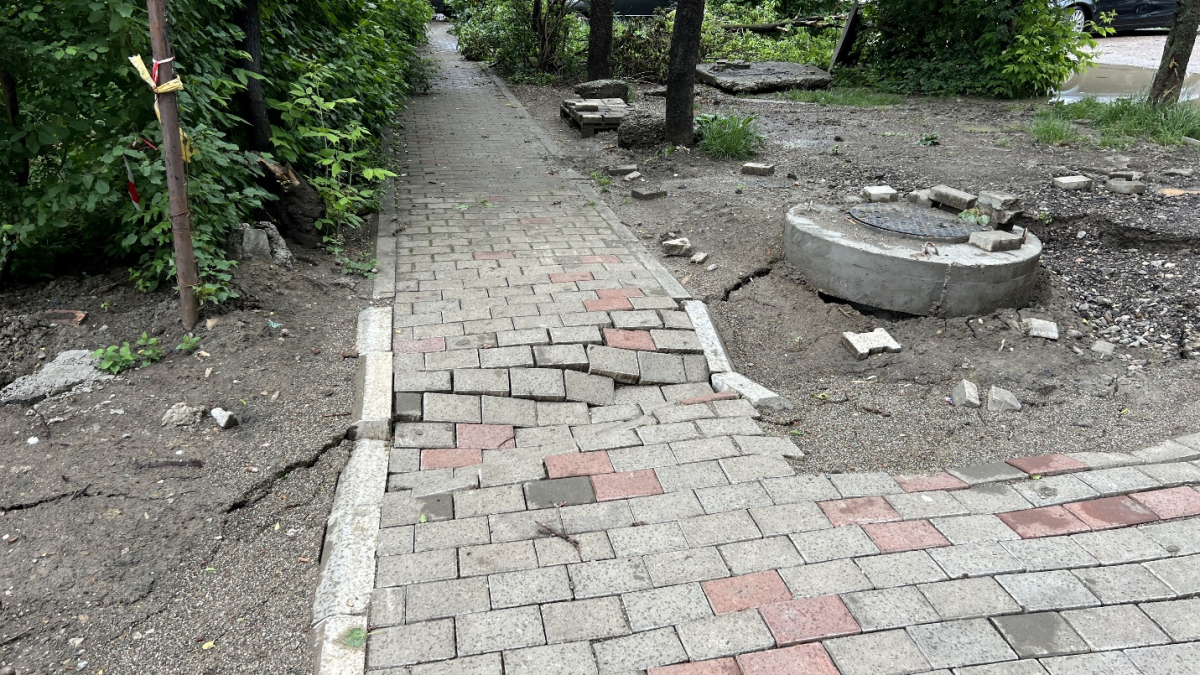 Dezastru în cartierul Alexandru cel Bun, după lucrările realizate la rețeaua de canalizare. Locatarii au ajuns la disperare: „Dacă cazi în noroi, te îngropi”