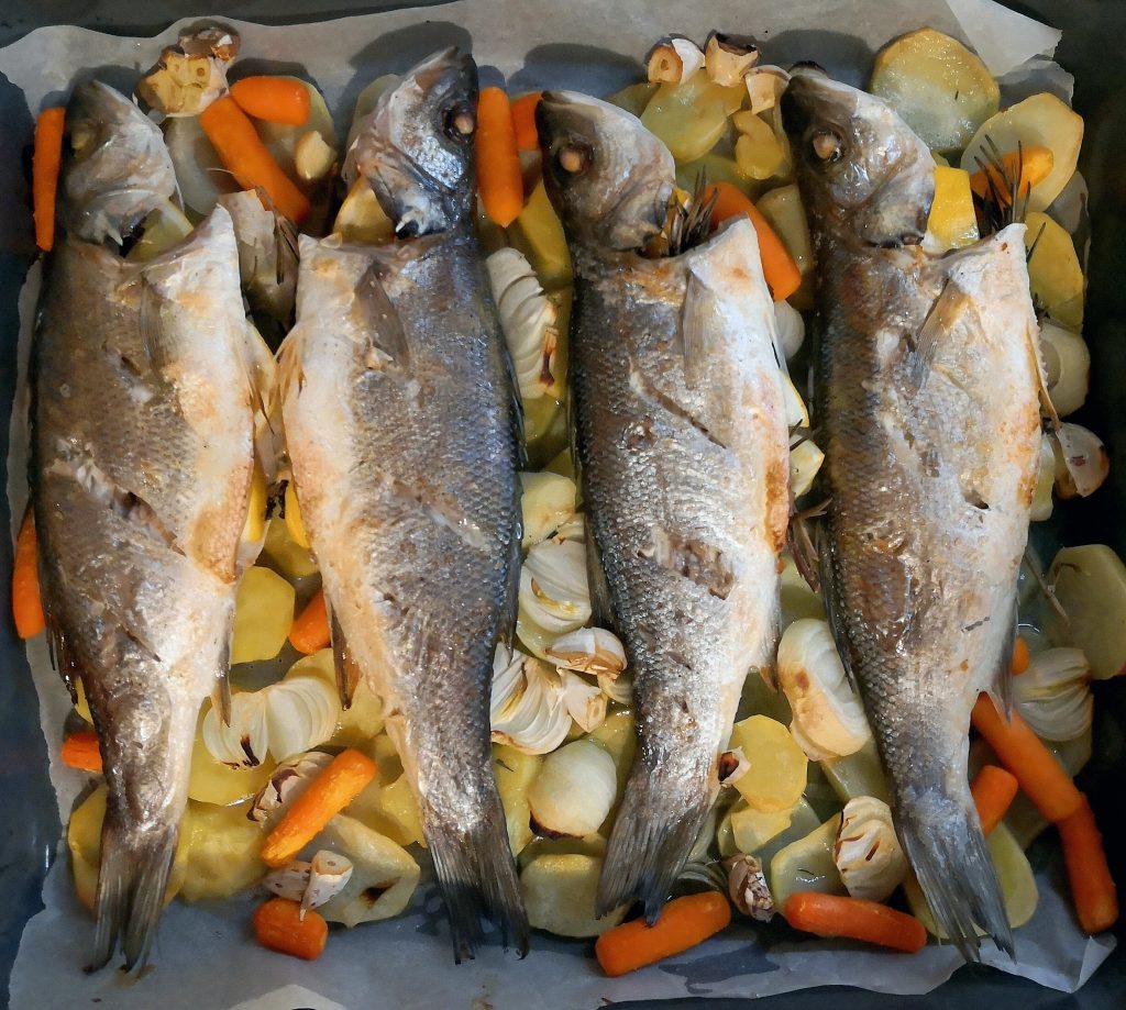Cea mai delicioasă rețetă de lup de mare la cuptor. O masă simplă, dar sănătoasă, ce o poți face în câteva minute