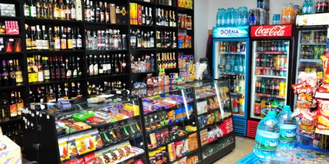 Micile magazine alimentare din România: Profituri mari, dar creștere limitată în fața giganților retail