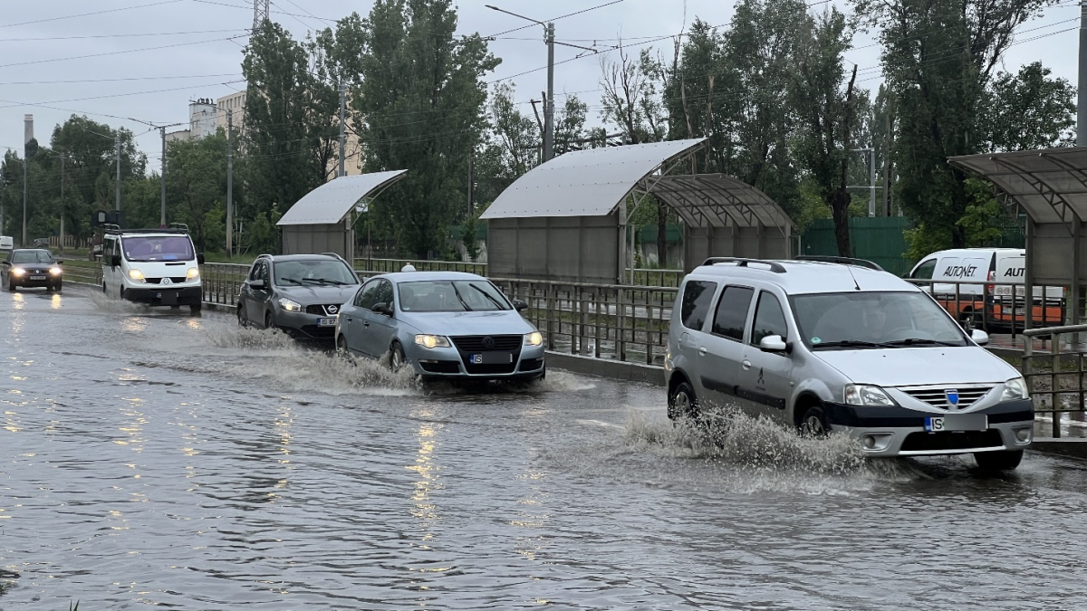 Sistemul de canalizare nu a făcut față ploilor torențiale ce au avut loc în Iași. Mai multe străzi din oraș au devenit adevărate lacuri