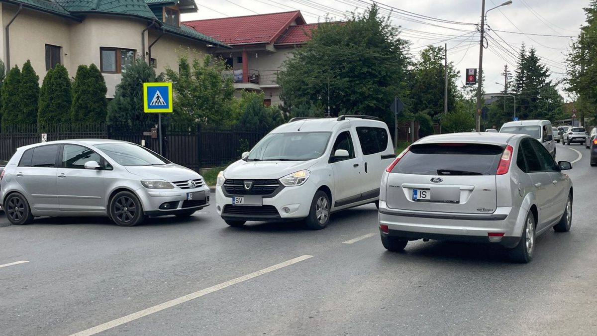 În această intersecție din Iași, polițiștii rutieri ar putea aplica zeci de amenzi, în câteva minute! Șoferii ignoră indicatorul rutier, cu nepăsare