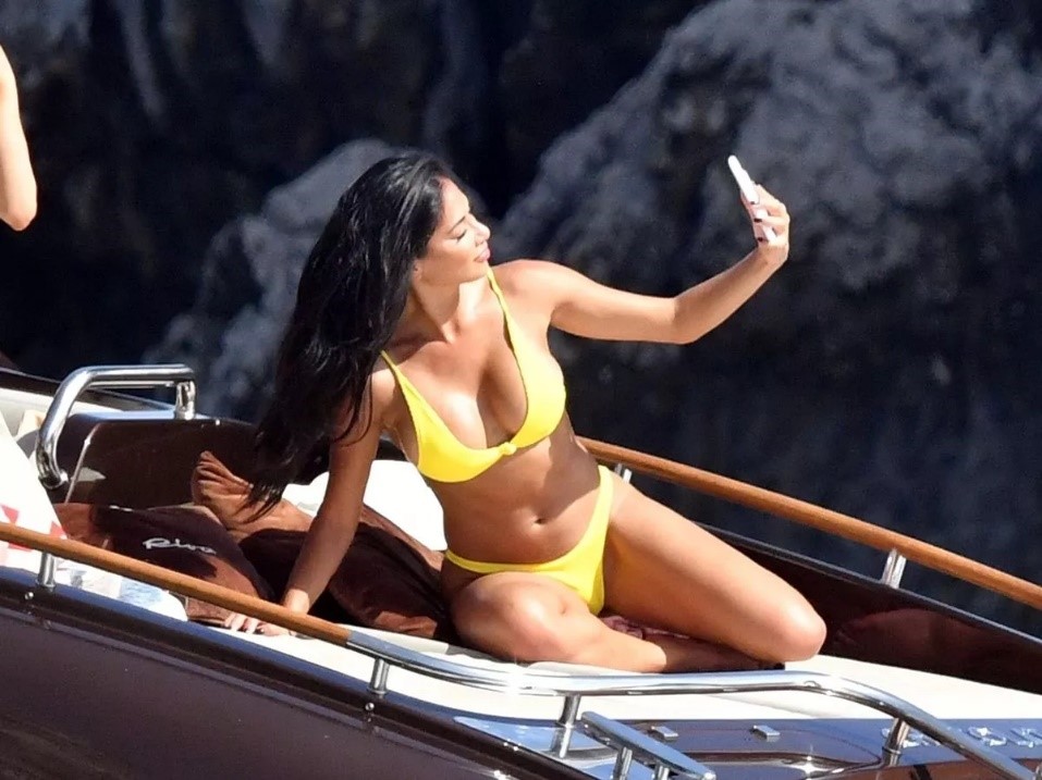 Nicole Scherzinger a cucerit publicul cu câteva ipostaze incendiare într-un costum de baie. Artista are un corp de invidiat