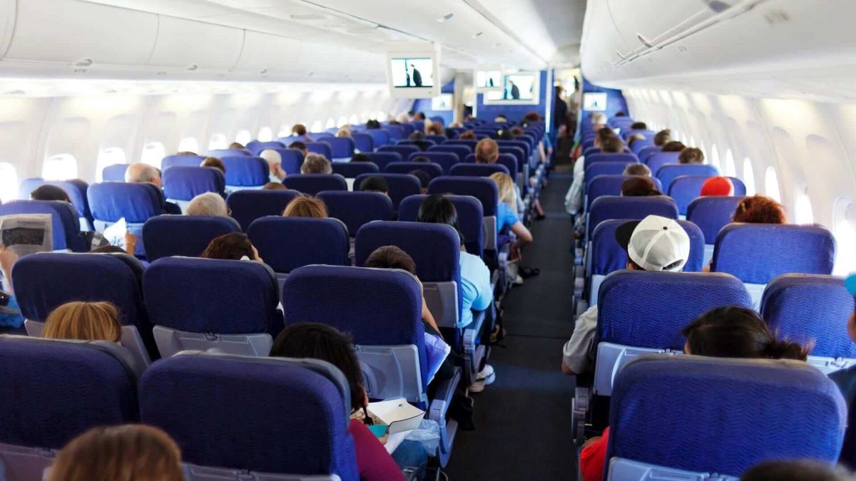 Teroare la 10.000 de metri altitudine! Un pasager a încercat să deschidă ușile avionului în timpul zborului 