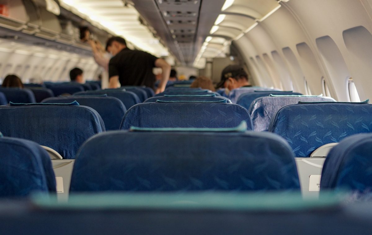 Pasagerii indisciplinați riscă amenzi colosale! Noile reguli din avioane intră în vigoare: ridicatul prea devreme poate costa scump