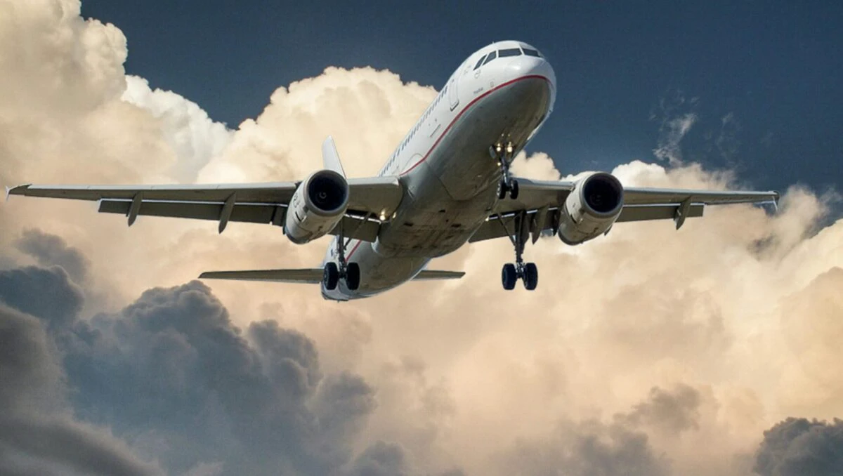Reguli stricte în avioanele acestei companii! Pasagerii care se ridică prea devreme riscă amenzi, inclusiv în România