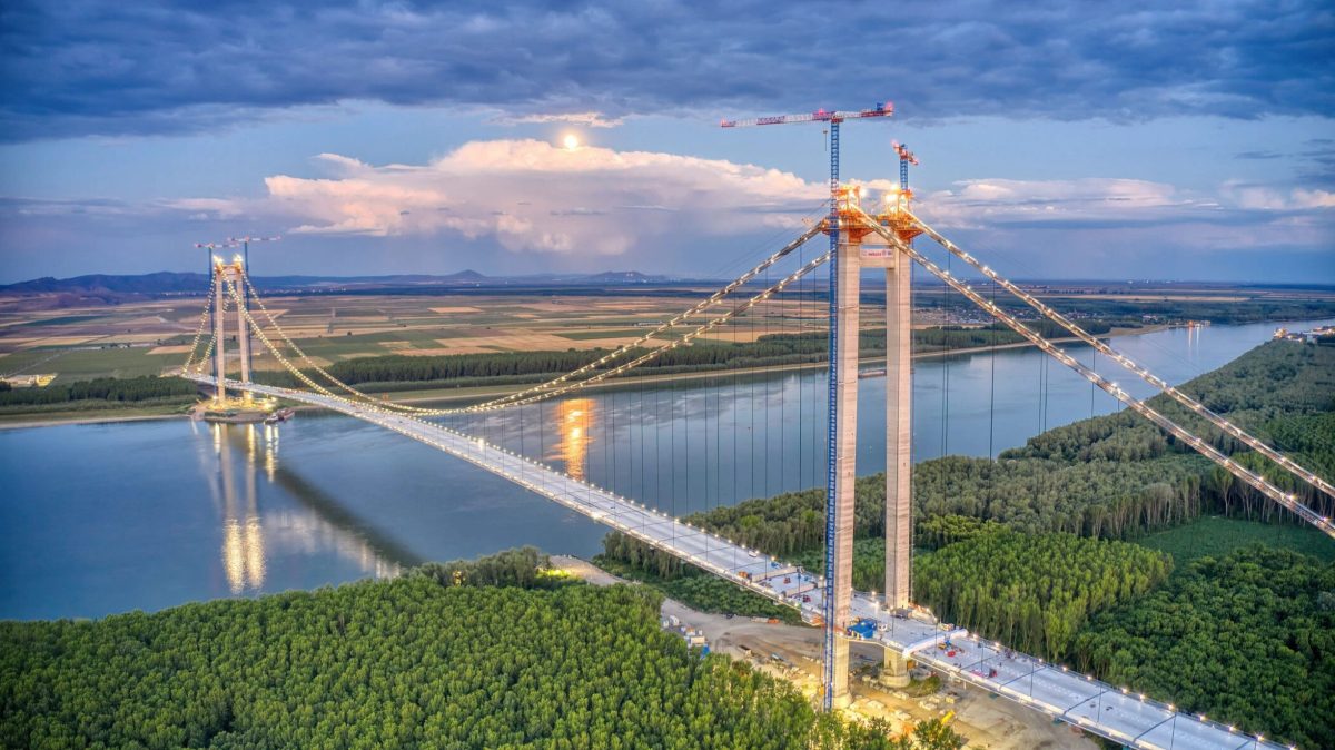 Podul construit peste Dunăre, la Brăila, se scufundă. Construcția are mari probleme din cauza fenomenelor de tasare
