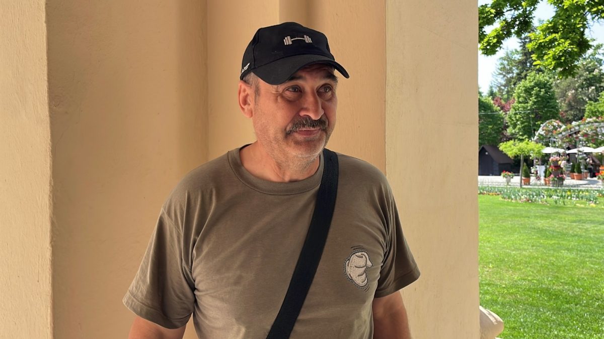 Continuă umilința la fabrica de golănii a lui Mihai Chirica. Un ieșean a fost amânat cu lunile pentru o simplă semnătură: „Sunt plătiți să își bată joc de noi”