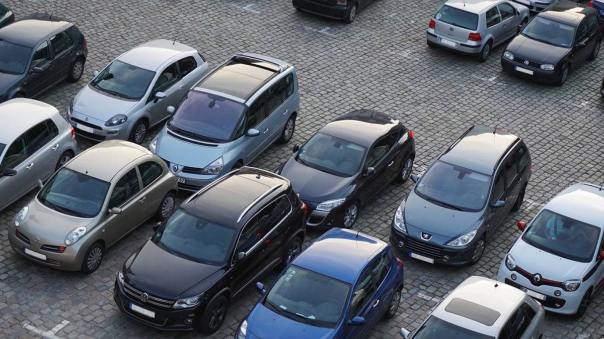 Încă 9 locuri de parcare sunt scoase la licitație de către Primăria Iași, pe o stradă aglomerată din oraș
