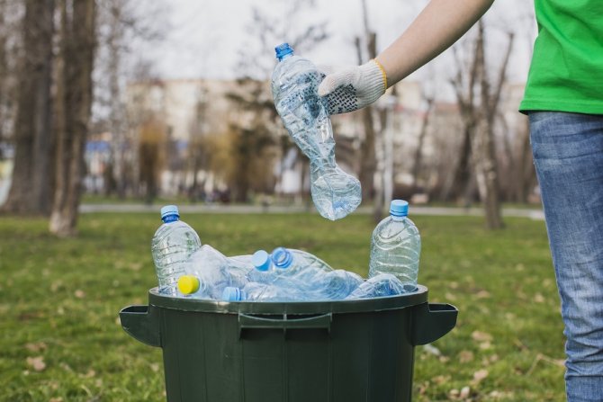 Se schimbă regulile privind reciclarea ambalajelor la sate! Câți bani vor primi locuitorii din mediul rural pentru fiecare sticlă colectată