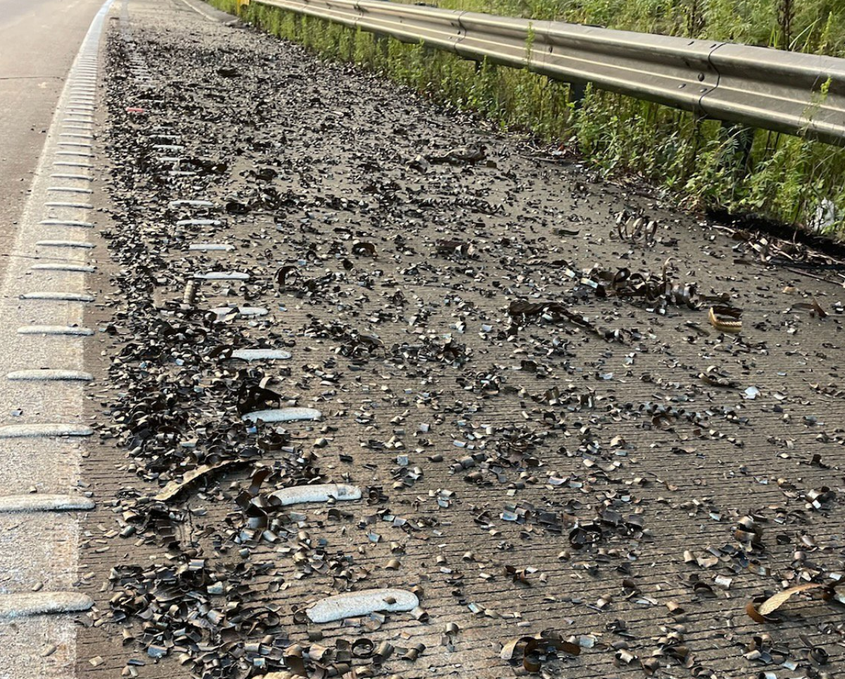 Haos pe autostradă! Peste 750 kg de resturi metalice au avariat sute de maşini şi au blocat traficul