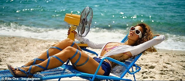 Rita Ora apare într-un bikini incendiar și uimește fanii. Iată cum a ales artista să își prezinte noua piesă