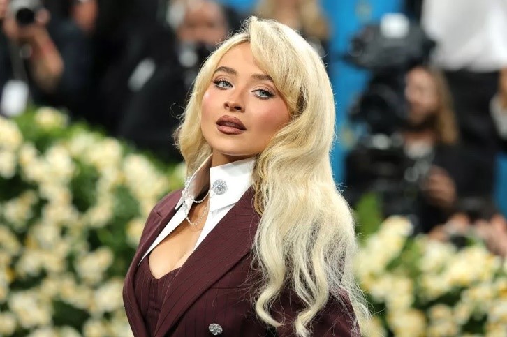 Sabrina Carpenter apare într-o ținută îndrăzneață la Met Gala 2025. Iată ce reacții a stârnit