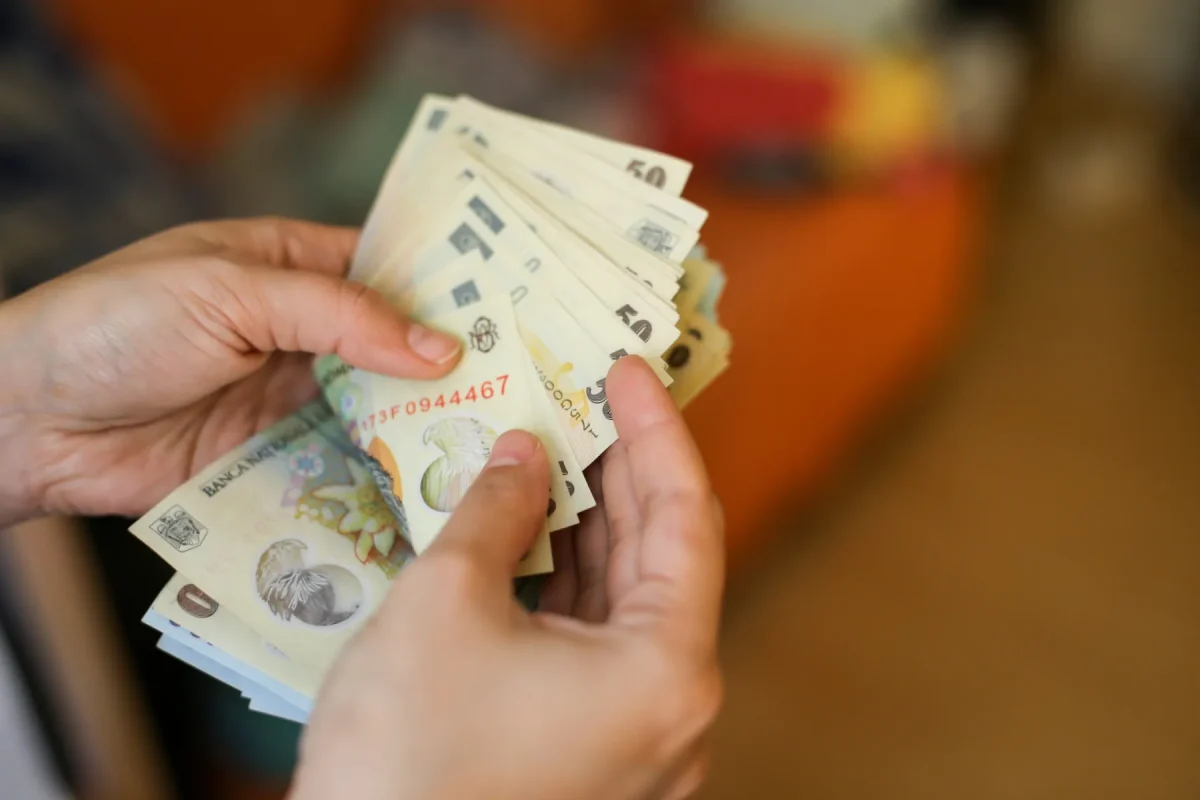 Salariile românilor ar putea scădea de la 1 iulie! Milioane de cetățeni afectați de decizia Guvernului
