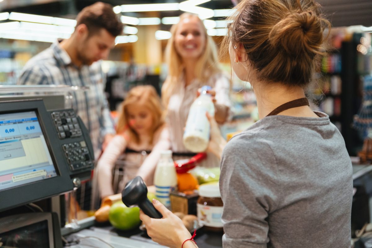 Nu te aștepți la ce salariu are un casier într-un supermarket!