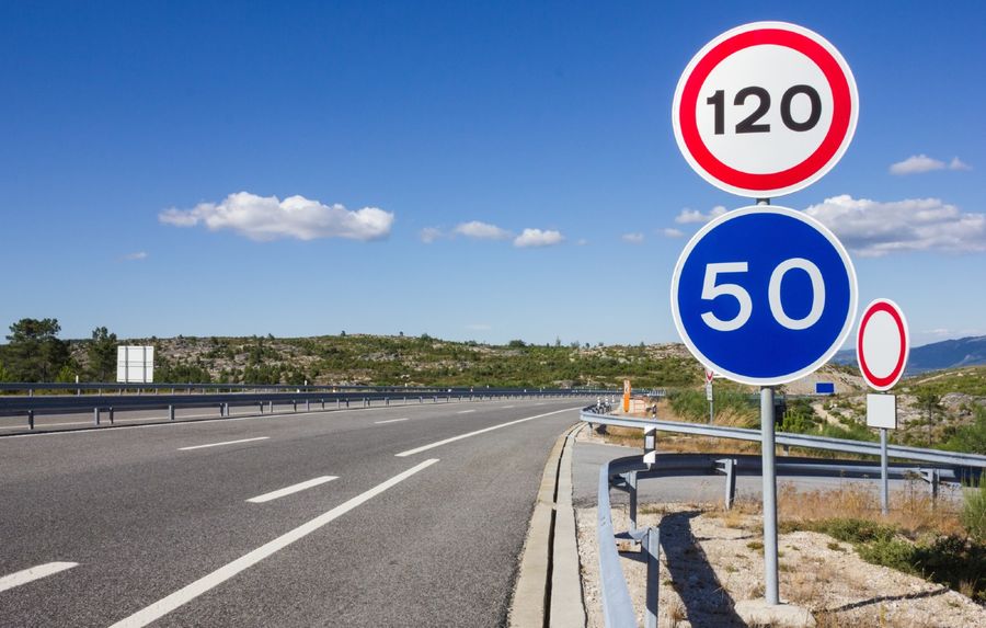 O nouă regulă pentru șoferii români! Se modifică viteza maximă în oraș! 