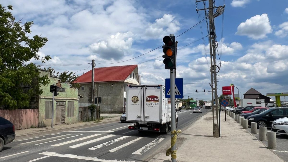 Polițiștii rutieri din Iași au modificat semafoarele de la Podu Iloaiei! Vor funcționa doar pe galben intermitent, timp de o săptămână