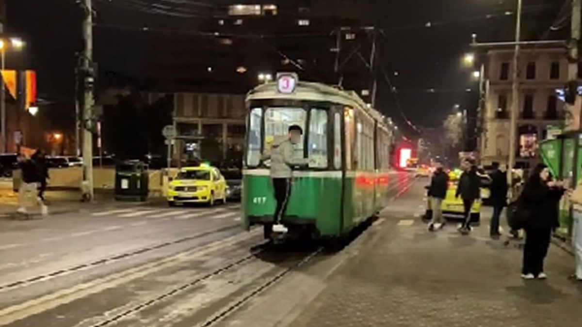 Imagini șocante în centrul Iașului! Un tânăr s-a urcat pe cârligul unui tramvai în mișcare: „Am căzut când am sărit, că prinsese ceva viteză”