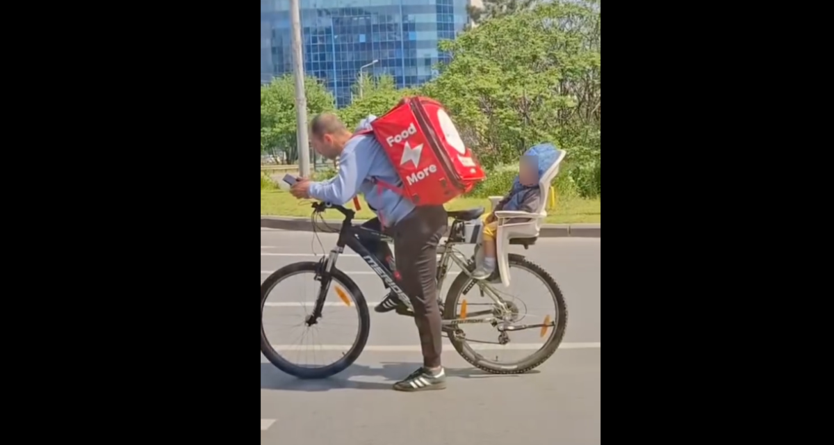 Imagine virală în București! Un tată curier Tazz își ia copilul cu el la muncă, pe bicicletă. Gestul a emoționat o țară întreagă!